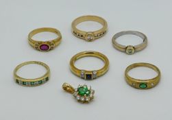 6 Damenringe je GG 14ct. je mit Brillanten z.T. mit Farbedelsteinen, wohl Rubin/Saphir/Smaragde sowi