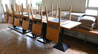 6 kleine Tische und 1 großer Tisch mit 11 Stühlen, Holz mit Kunstlederbezug,