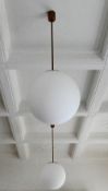 5 Deckenlampen „Kugel“ und 1 Ersatzballon, wohl Milchglas,