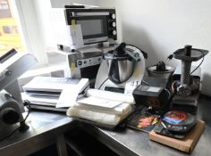 1 Konvolut Küchengeräte: 1 Thermomix "VORWERK" , 1 kleiner Backofen, 1 Mikrowelle,