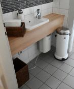 Badeinrichtung (lose Teile): Handtücher, 2 Mülleimer "VIPP", versch. Körbe, u.a.,