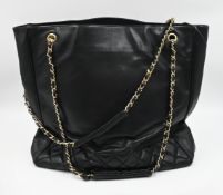 1 Schultertasche/Shopper CHANEL schwarzes Leder z.T. gesteppt 