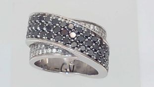 CROISÉRING MIT WEISSEN UND SCHWARZEN BRILLANTEN