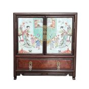 Kleines chinesisches Schränkchen (um 1900)