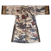Festlicher Chinesischer Seidenmantel mit figürlicher Landschaftsdarstellung (China, wohl späte Qing