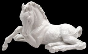 Liegendes Pferd