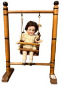 Puppenschaukel mit Puppe 
