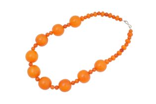 AN AMBER COLOURED BEAD NECKLACE