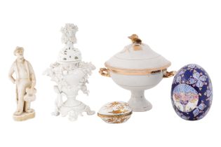 A COLLECTION OF PORCELAIN ITEMS