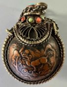 Asiatika Flakon, wohl Tibet / Nepal, 20. Jahrhundert, Fabeltier wohl Drache