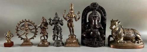 Asiatika Konvolut wohl Indien 6 Bronzen und eine Ganesha Holzfigur, wohl 20. Jhdt.