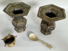 Asiatika Konvolut Paar Bronze Vasen wohl China und anderes wie Gefäß und 2 Löffel