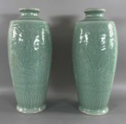 Asiatika Paar Celadon glasierte Balustervasen, wohl China 20. Jhdt, je ca. 44cm hoch