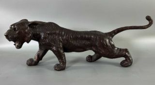 Asiatika Bronze Tiger, Japan Meiji Stil, 2. Hälfte 20. Jhdt, bezeichnet Tiot, ca. 7kg und 56cm lang