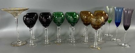Glas und Kristallglas Konvolut 17 Gläser, darunter 13 farbige Römergläser und weiteres