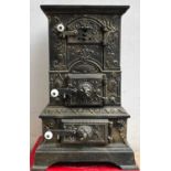 Gussofen / Kanonenofen, mit detaillierten Verzierungen, wohl historisch, ca. 81cm hoch