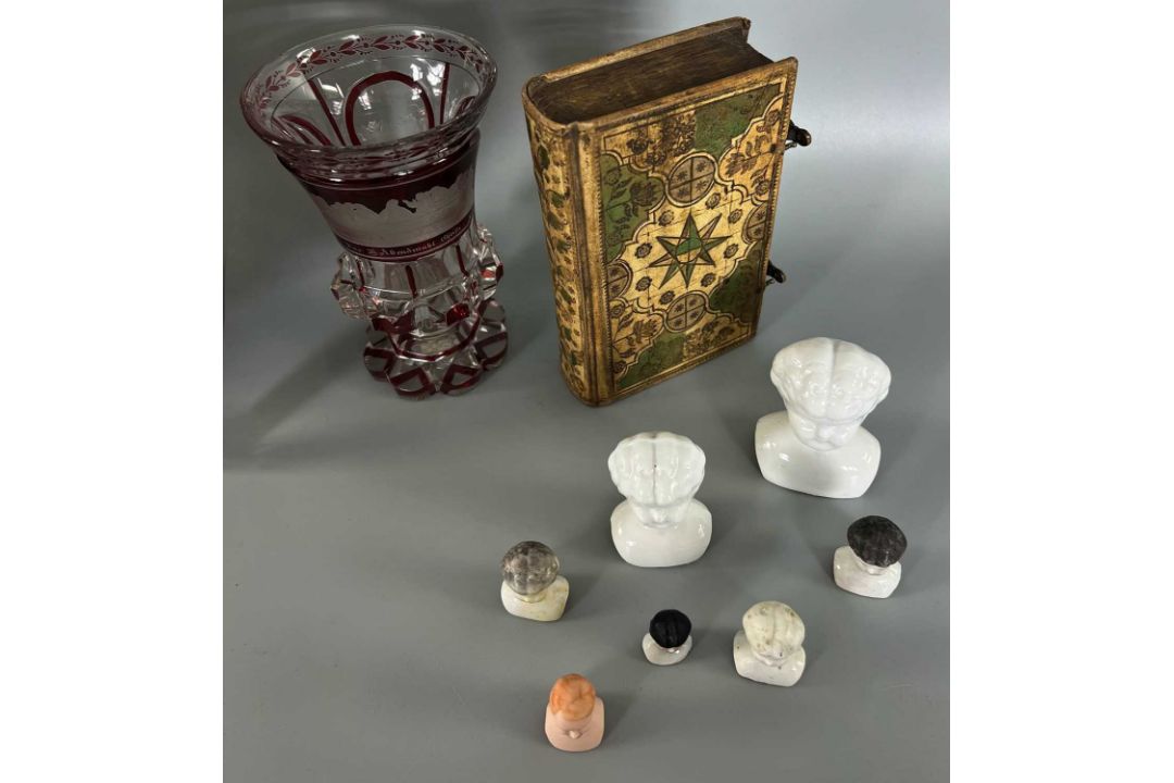 Biedermeier Konvolut 18./19. Jhdt., u.a. Glas Flakon, Überfangglas, Puppenköpfe, Buch-Schatulle - Bild 4 aus 20