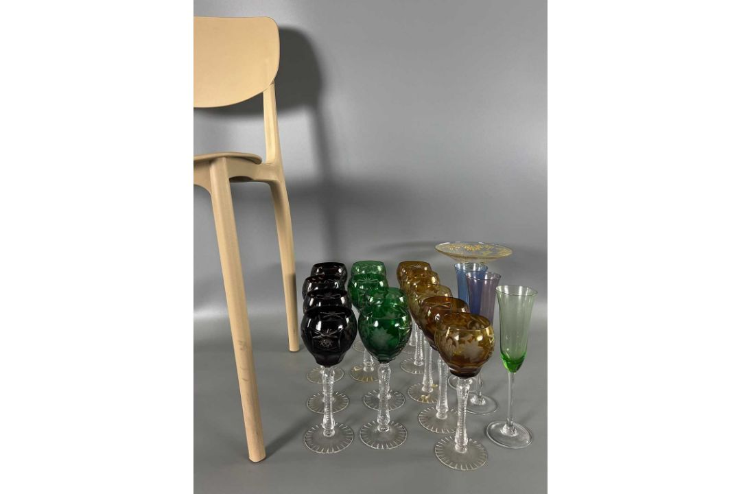 Glas und Kristallglas Konvolut 17 Gläser, darunter 13 farbige Römergläser und weiteres - Bild 2 aus 8