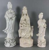Asiatika Konvolut 3 Keramik Figuren wohl China Guanyin Porzellan 觀音