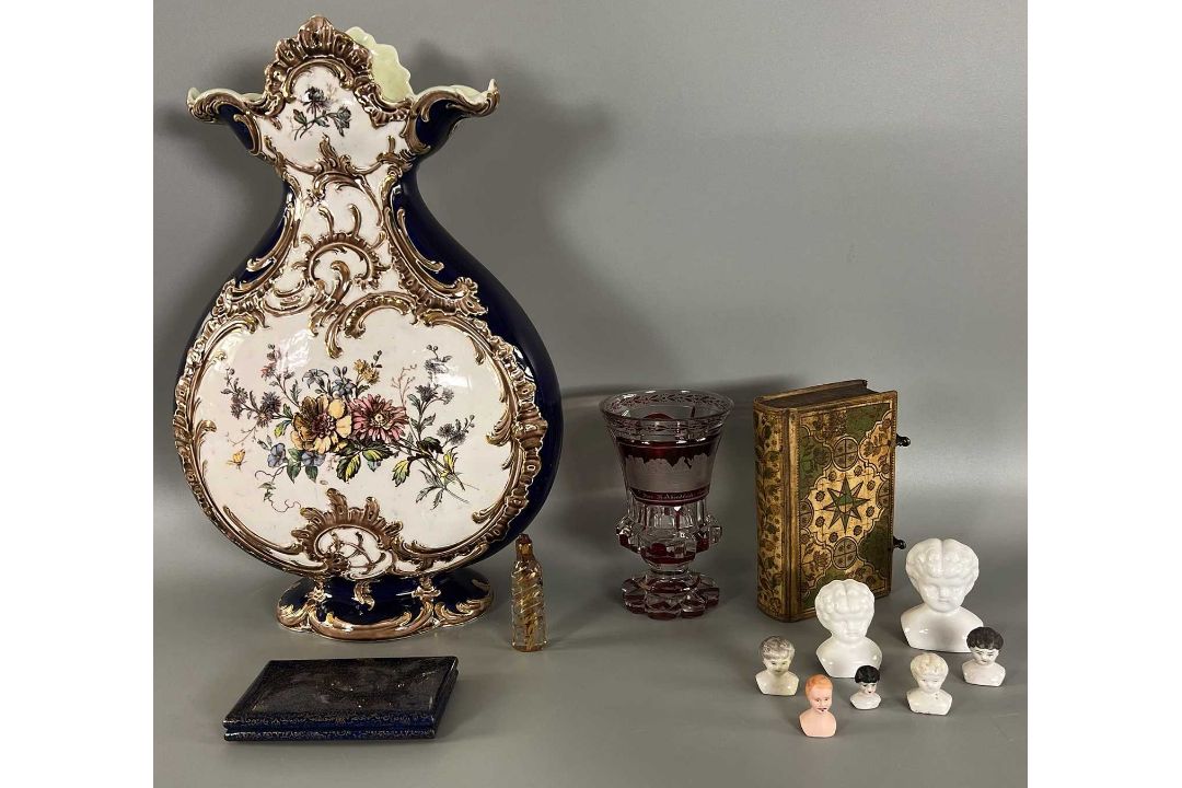 Biedermeier Konvolut 18./19. Jhdt., u.a. Glas Flakon, Überfangglas, Puppenköpfe, Buch-Schatulle - Bild 1 aus 20