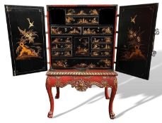 Asiatika oder Chinoiserie Kabinettschrank auf geschnitztem Untergestell, wohl 1. Hälfte 20. Jhdt.