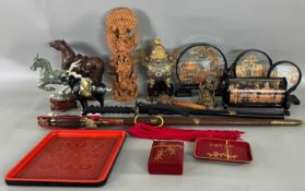 Asiatika Konvolut Kunsthandwerk, Cloisonné Gefäß, Korkbilder Dioramen, Lackwaren und Schwerter