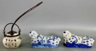 Asiatika wohl China Konvolut mit Opiumpfeife und zwei Porzellanfiguren Opium Kissen 19./20. Jhdt.
