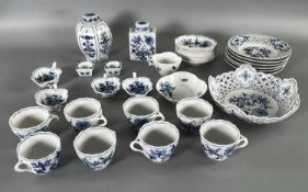 Meissen Schwertermarke Porzellan Konvolut Blau Weiß, Zwiebelmuster, ca. 31 Teile