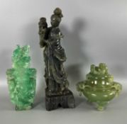 Asiatika Konvolut, tlw. wohl China Qing-Dynastie, zwei Deckelgefäße und wohl Guanyin Figur