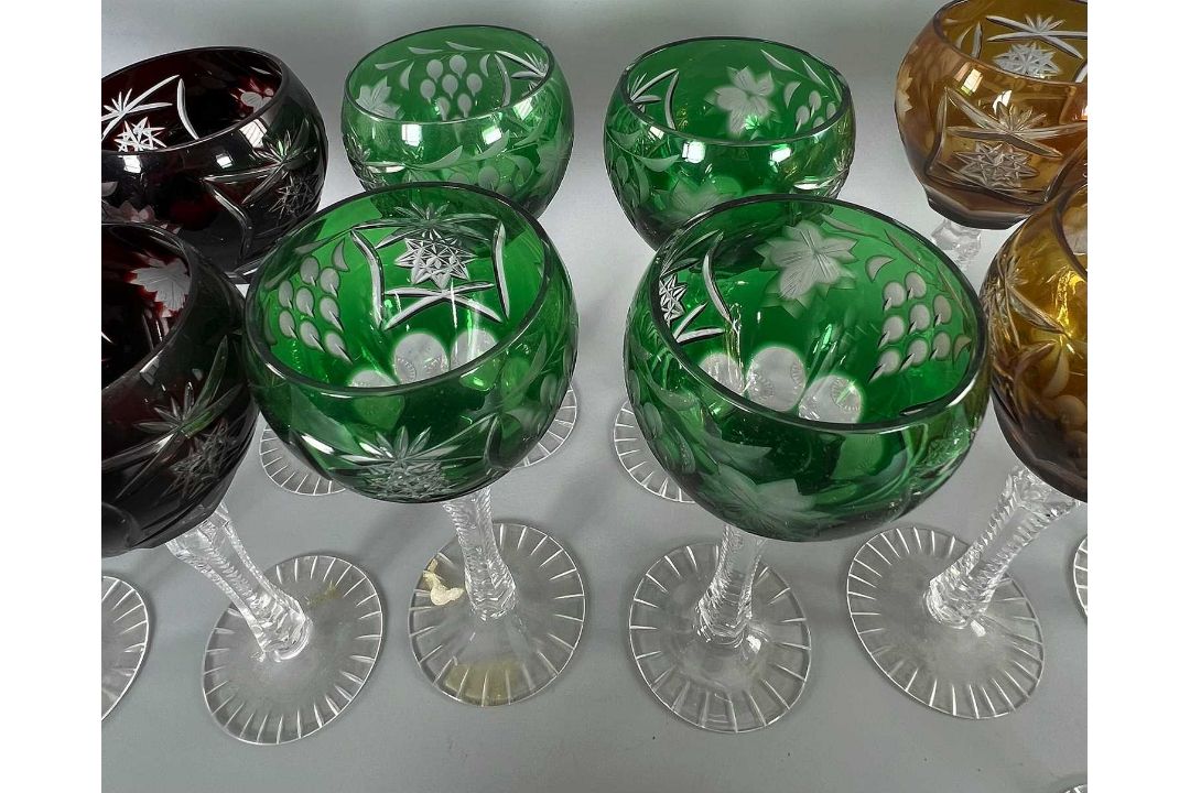 Glas und Kristallglas Konvolut 17 Gläser, darunter 13 farbige Römergläser und weiteres - Bild 5 aus 8