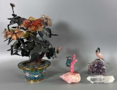 Asiatika und Mineralien Konvolut mit Cloisonné Cachepot und Steinbaum, evtl. Jade und China