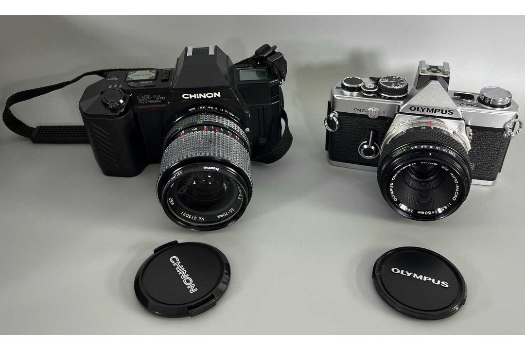 Spiegelreflexkameras Olympus OM-2n und Chinon CP-7m, analog, zahlreiche Objektive und Zubehör - Bild 2 aus 10