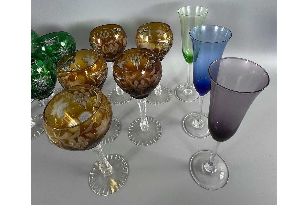 Glas und Kristallglas Konvolut 17 Gläser, darunter 13 farbige Römergläser und weiteres - Bild 6 aus 8
