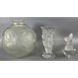 Glas Konvolut, zwei Vasen Art-Déco-Stil, evtl. Verlys und Paperweight Fisch wohl Sèvres