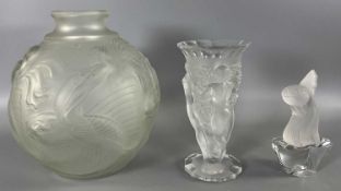 Glas Konvolut, zwei Vasen Art-Déco-Stil, evtl. Verlys und Paperweight Fisch wohl Sèvres
