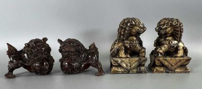 Asiatika 2 Paar Fo Wächter Hunde, wohl China, evtl. Qing Dynastie, Stein und Jade artiges Material