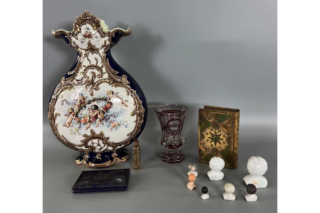 Biedermeier Konvolut 18./19. Jhdt., u.a. Glas Flakon, Überfangglas, Puppenköpfe, Buch-Schatulle - Bild 5 aus 20