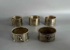 Silber 800 zwei Serviettenringe, dazu drei Serviettenringe wohl versilbert