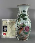 Asiatika Vase wohl China Famille-Rose-Dekor mit Vögeln und Blüten, mit Zertifikat Qing-Dynastie