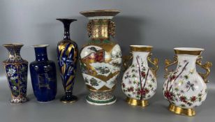 Asiatika Konvolut 6 Vasen, u.a. Powder Blue Rouleau Vase, wohl China Qing-Dynastie, Satsuma Meiji
