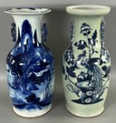 Asiatika zwei Blau Weiß Vasen, wohl China Qing-Dynastie, 19. / 20. Jhdt. ca. 44cm hoch