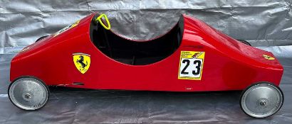 Seifenkiste in Ferrari Rot, wohl frühere offizielle Rennzulassung, ca. 214cm lang