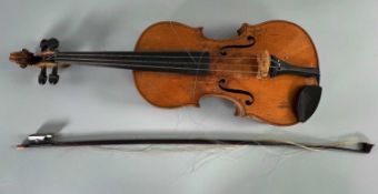 Geige / Violine 4/4 mit Bogen im Koffer, Etikett bez. Antonius Stradivarius Cremonensis 1723