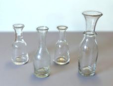 4 Gläser darunter eines bestoßen 