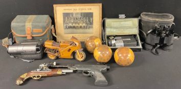 An Italian RO 80 5.5, 22cal break action air pistol, serial No 004219; Denix wall hanging 1804