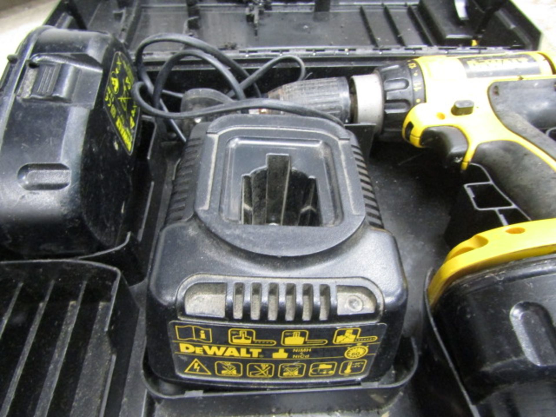 DeWalt cordless drill in case with charger and battery - Image 2 of 4