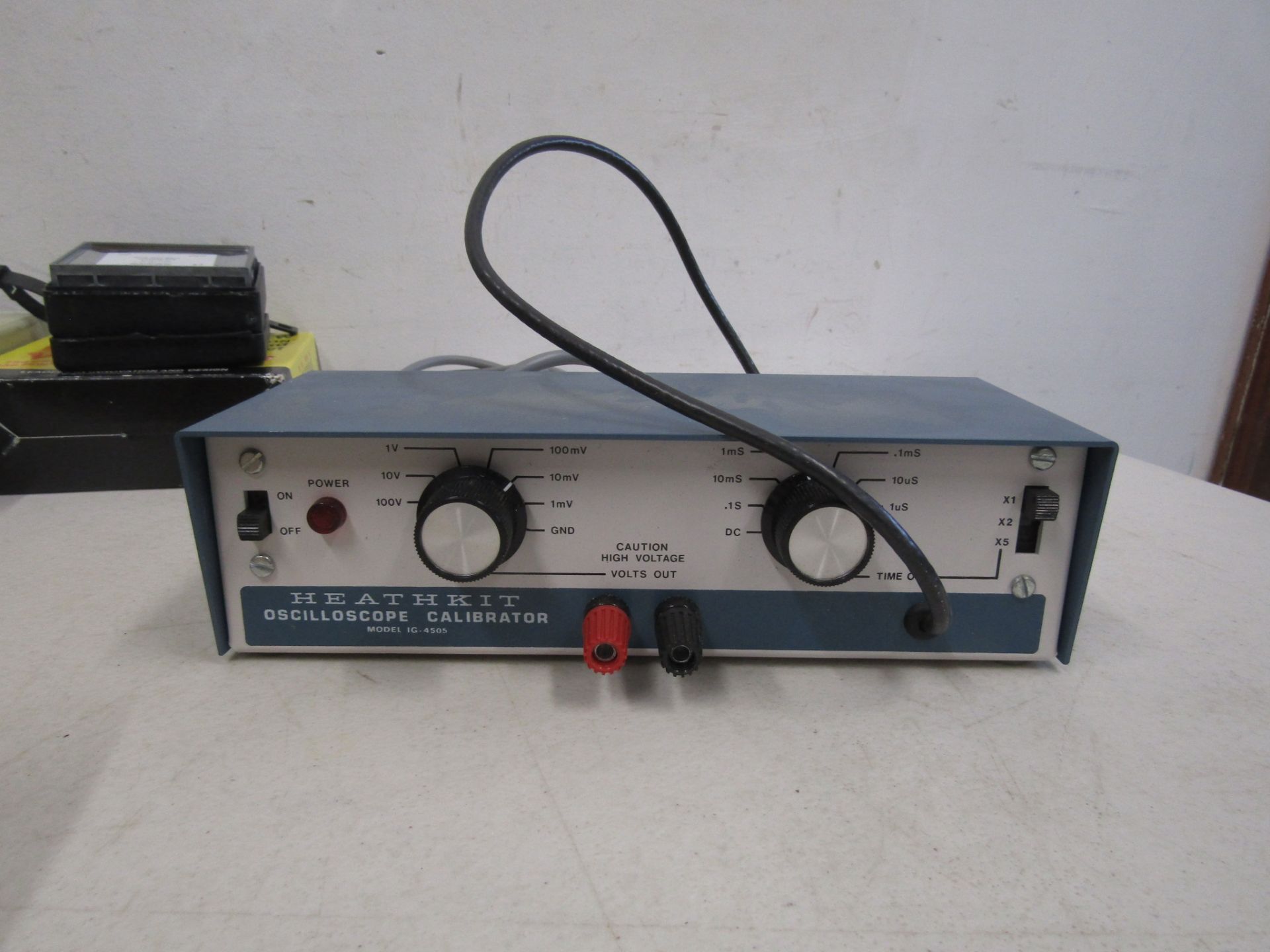 AVO Universal Avometer, Heathkit IG-4505 Oscilloscope Calibrator, UHF amp, etc - Image 3 of 6
