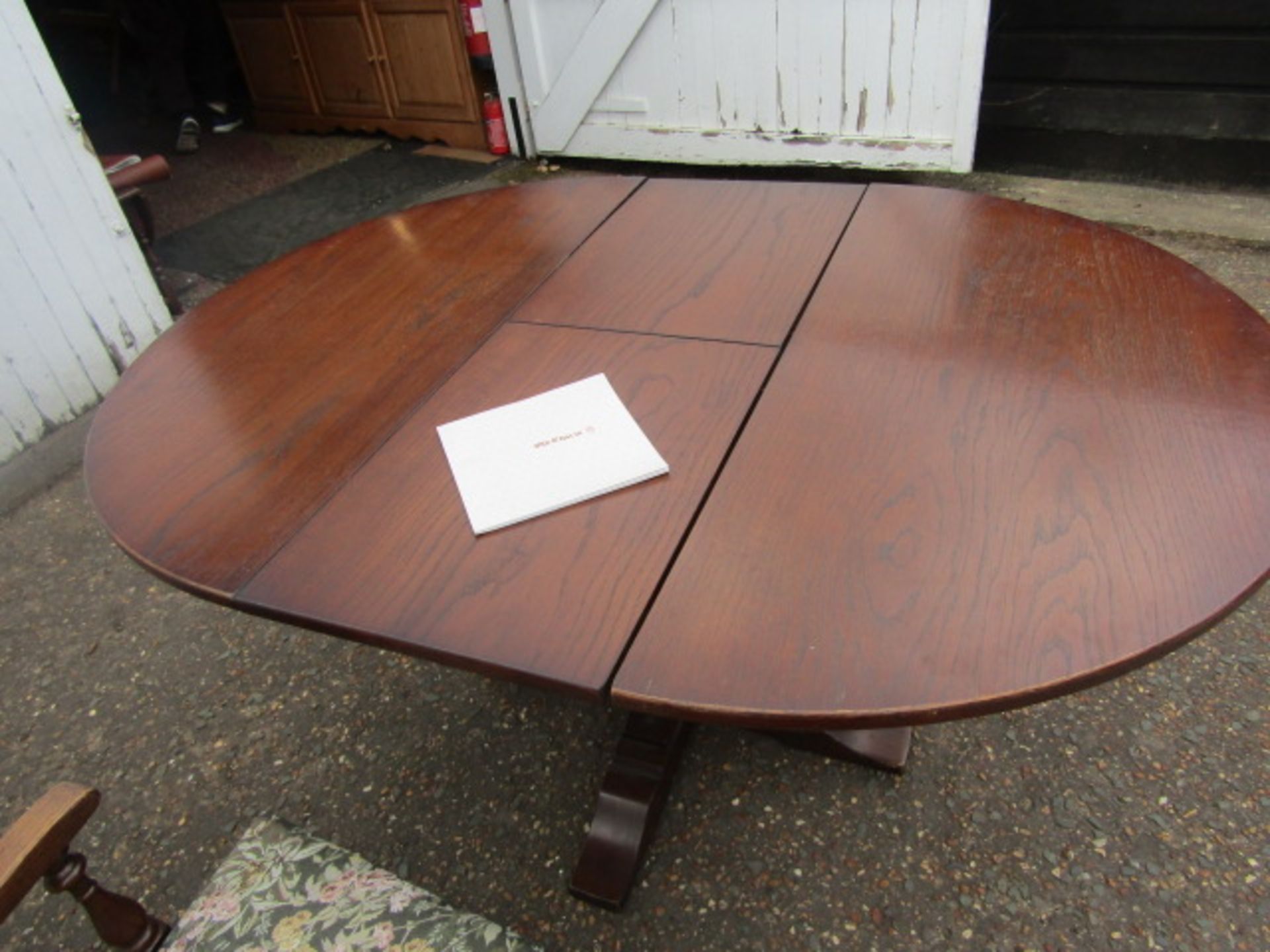 Old Charm extending round table and 4 upholstered chairs- 2 carvers 115cm dia - Image 6 of 7
