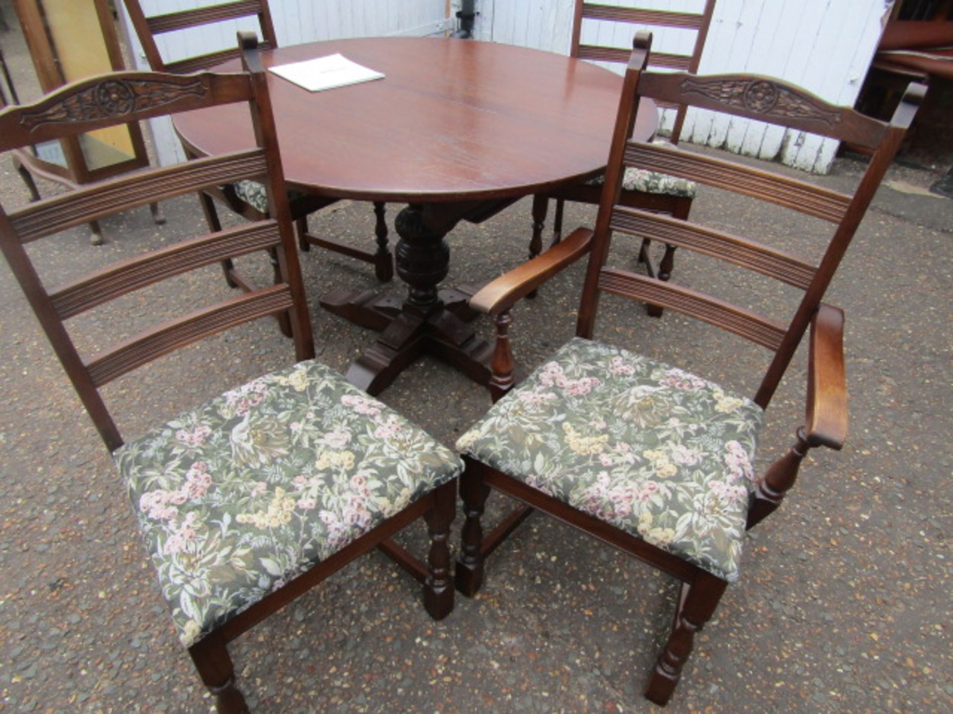 Old Charm extending round table and 4 upholstered chairs- 2 carvers 115cm dia - Image 3 of 7
