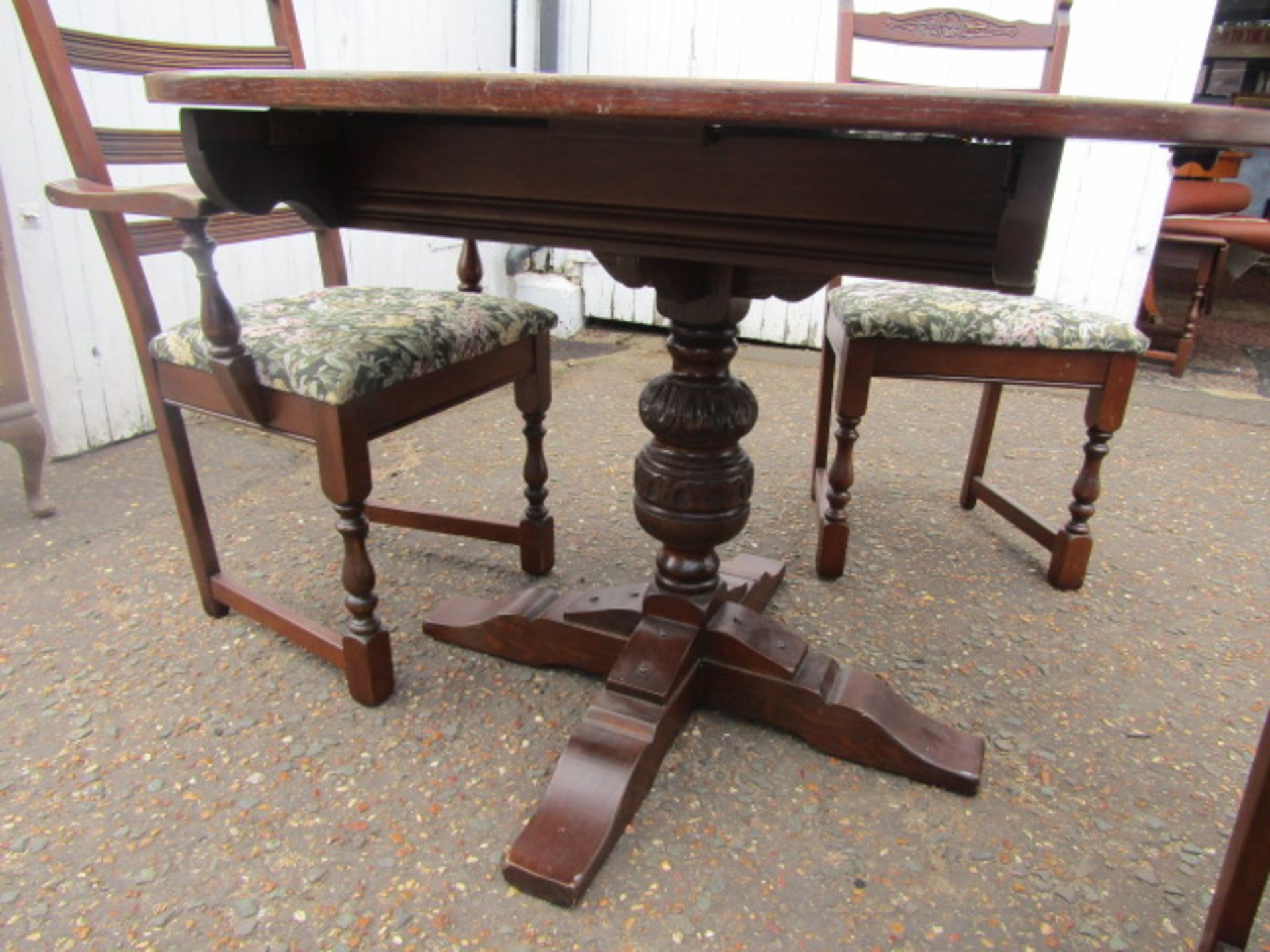 Old Charm extending round table and 4 upholstered chairs- 2 carvers 115cm dia - Image 4 of 7